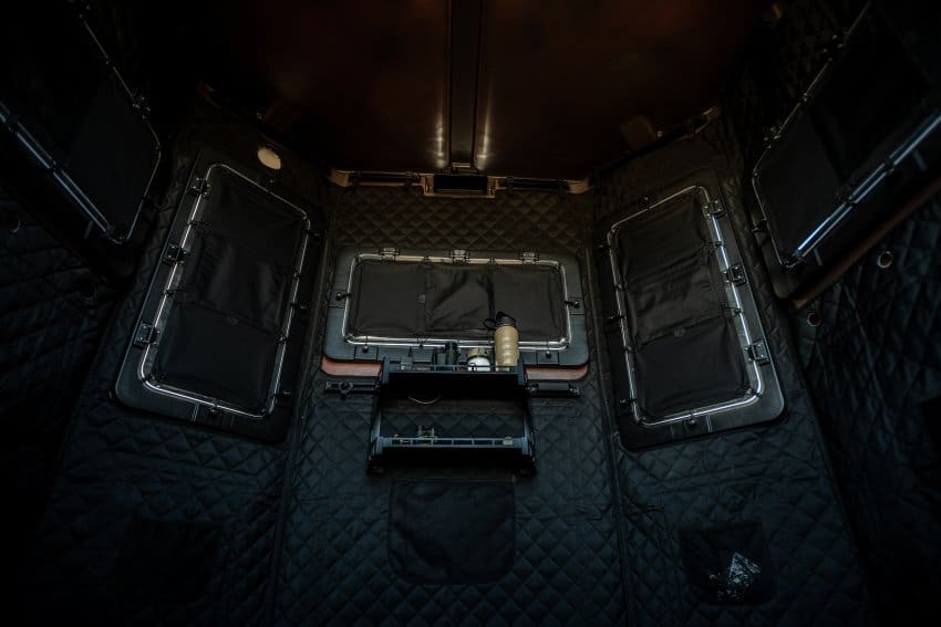 hunting blind barrier insulation setup in grizzly box blind